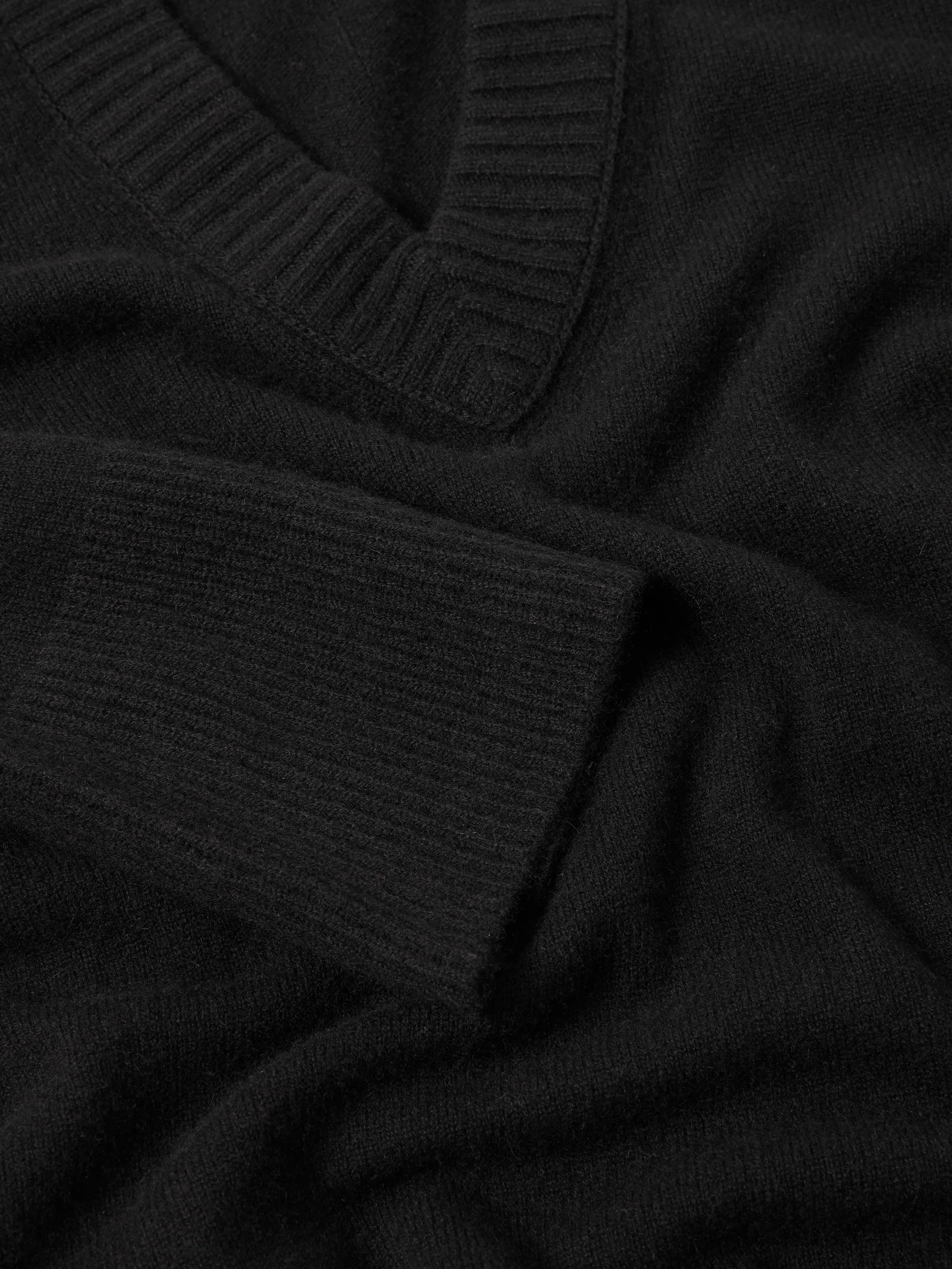 Cloud Cashmere V Neck Jumper | Black